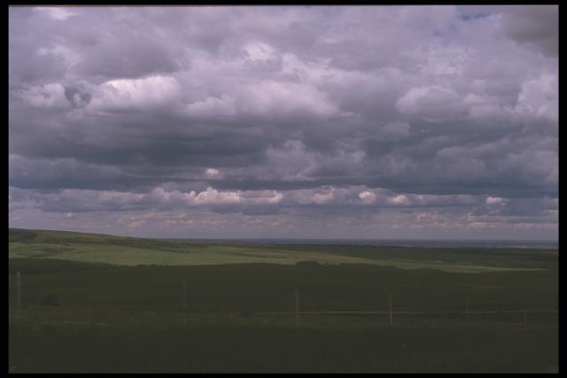 Фотография пасмурного неба и поля