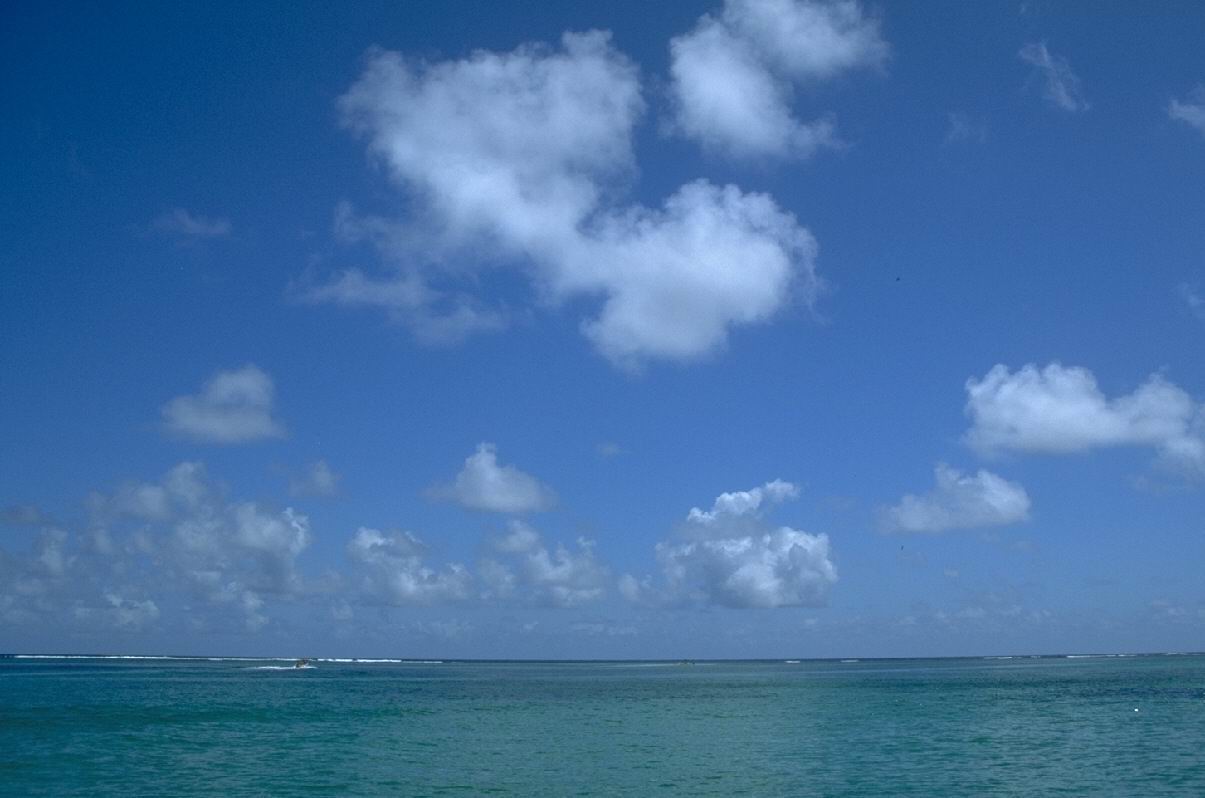 少云的形象的大海上空
