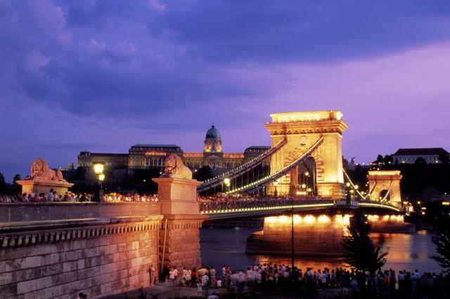 Photos of the chain bridge linking the Parliament and Castle Hill