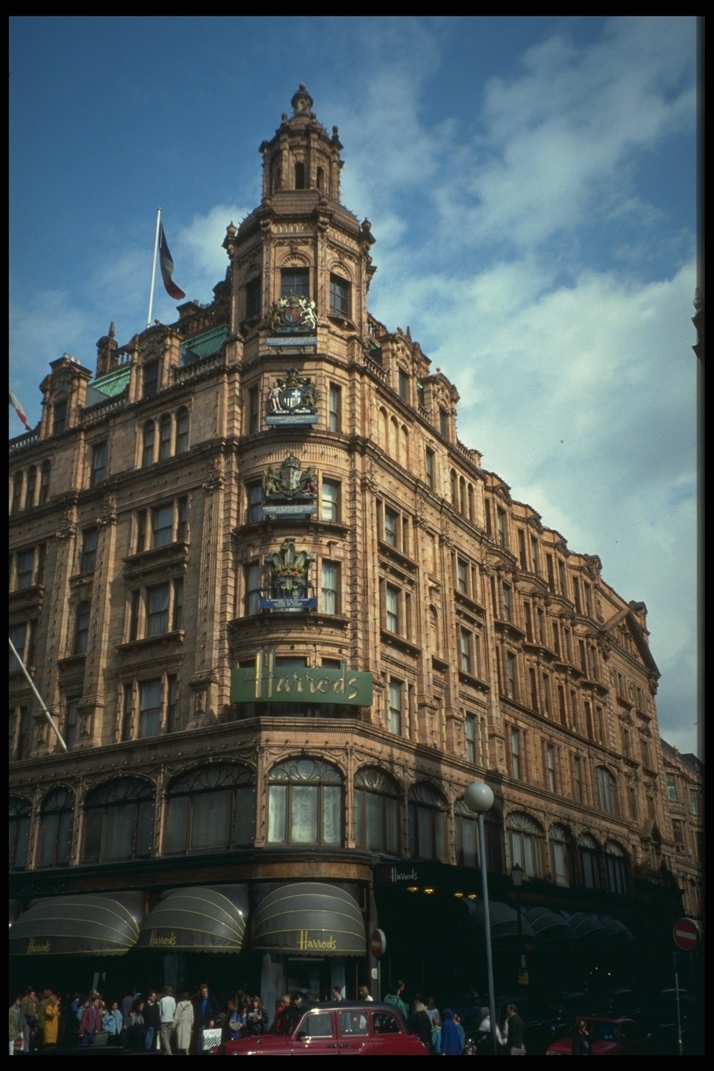 старая фотография магазина harrods в Лондоне