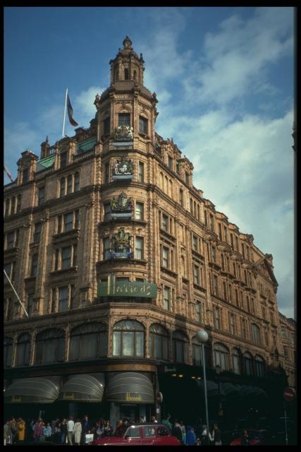 старая фотография магазина harrods в Лондоне
