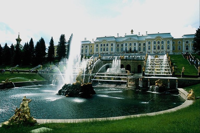 公园喷泉，Peterhof在圣彼得堡
