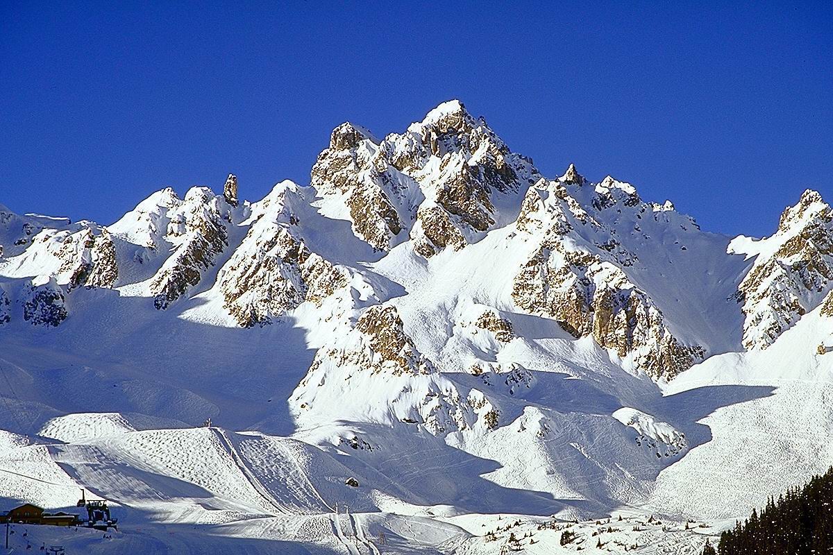 桌面壁纸在晴天雪的斜坡