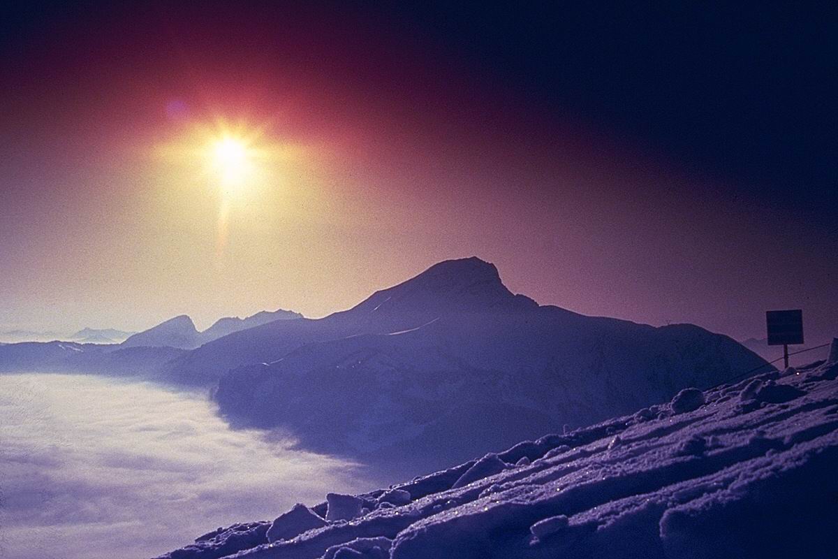 太阳的照片从雪山顶