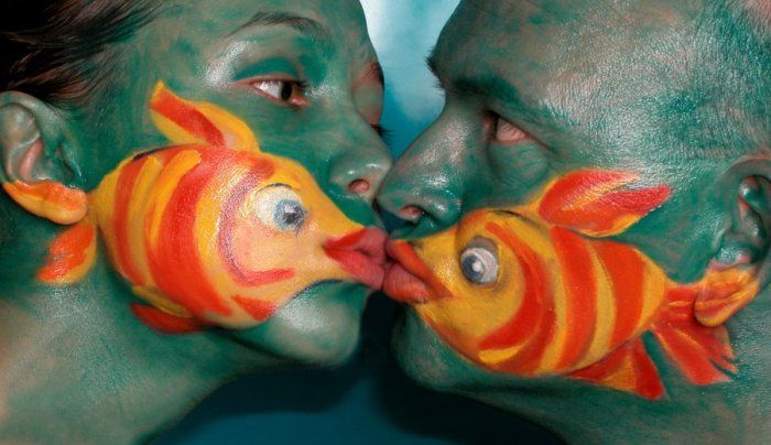Целующиеся рыбки на лицах людей