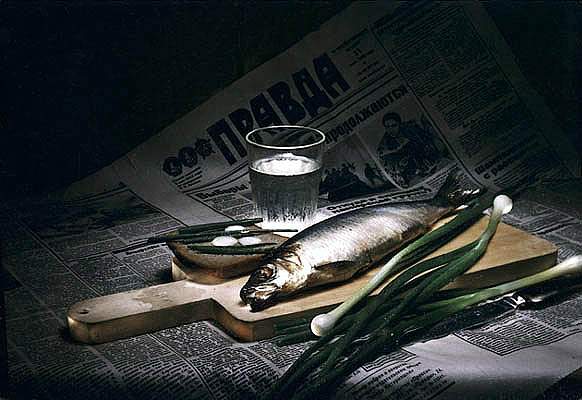 Фотография стакана водки с селедкой на газете