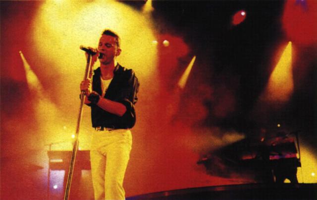 Поющий Дэвид Гаан на одном из концертов depeche mode
