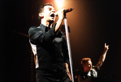 забавное концертное фото с солистом группы depeche mode