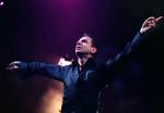 Дэйв Гаан на концерте depeche mode в роли дирижера