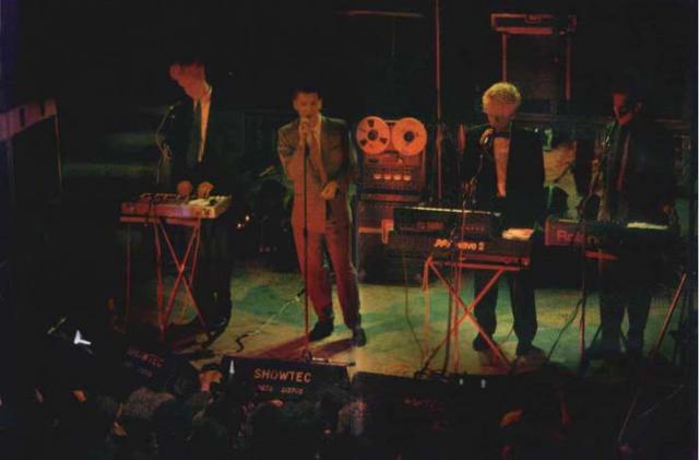 одна из первых концертных фотографий группы depeche mode
