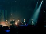 фото участников группы depeche mode в свете прожекторов
