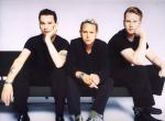 фото участников группы depeche mode сидящих на диване