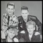 улыбающиеся участники  depeche mode