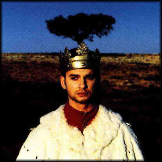Кадр из клипа Enjoy The Silence группы depeche mode